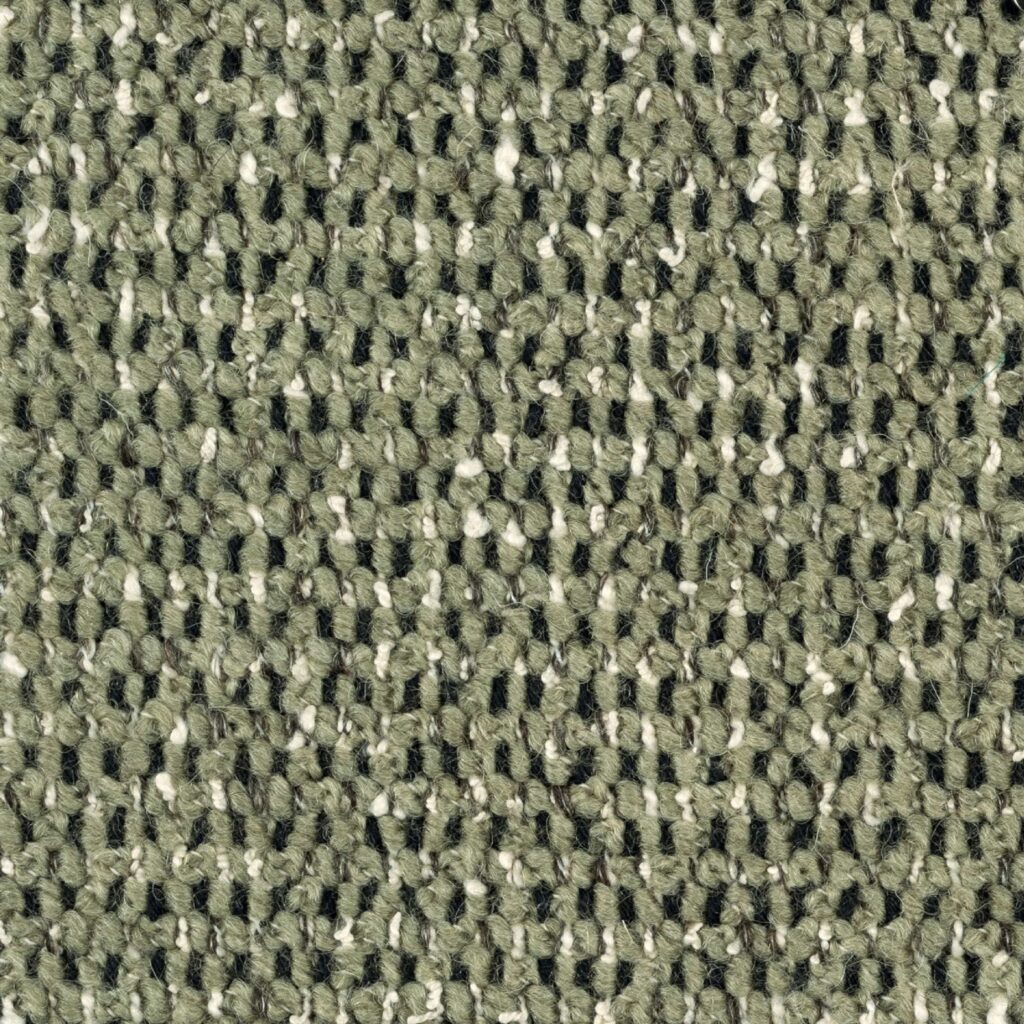 Detail van Elitis-stof Alchimia Intreccio LR 341 61 met grof geweven structuur in groene en beige tinten.