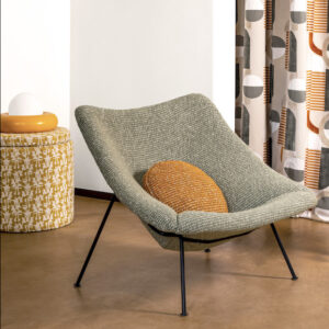 Loungehoek met Elitis-stof Alchimia Intreccio LR 341 61 op een designfauteuil, decoratief kussen en retro gordijnen.