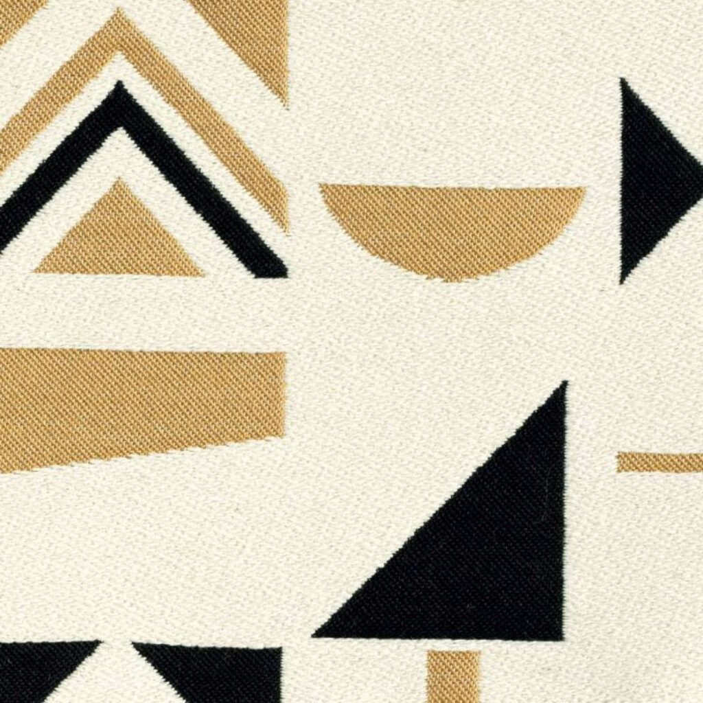 Close-up van Elitis-stof Alchimia Mondo LR 342-02 met abstract patroon van geometrische vormen in zwart en goud op een crèmekleurige achtergrond.