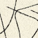Close-up van Elitis-stof Alchimia Scala LR 345 02 met een crèmekleurige basis en zwarte abstracte lijnen.