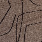 Detail van Elitis-stof Alchimia Scala LR 345 05 met een beige textuur en zwarte abstracte lijnen.