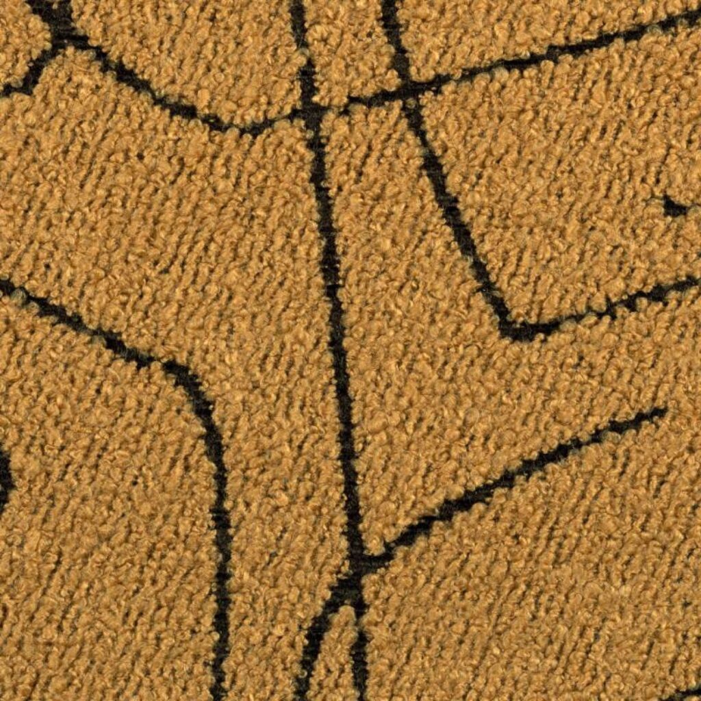 Detail van Elitis-stof Alchimia Scala LR 345 24 met een mosterdgele textuur en abstract zwart lijnpatroon.