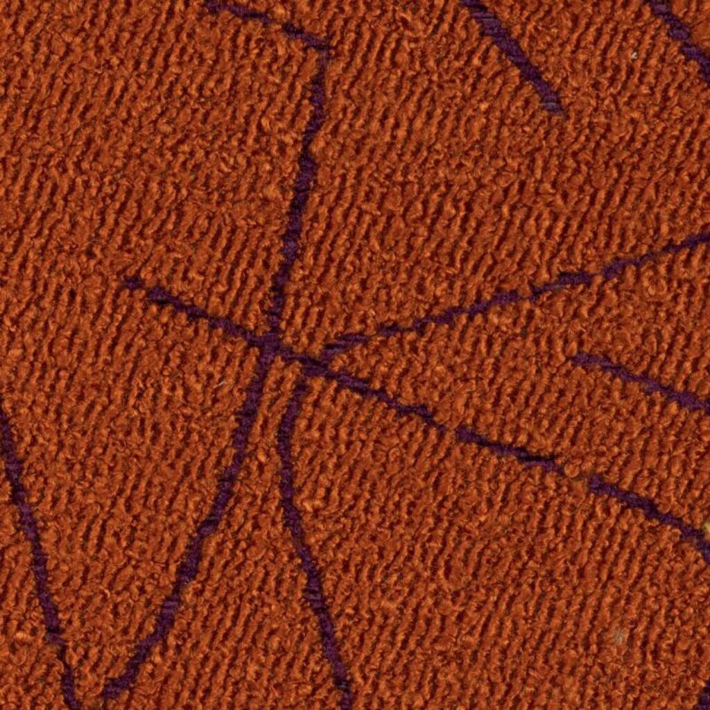 Oranjebruine Elitis-stof Alchimia Scala LR 345-39 met paarse abstracte lijnen.