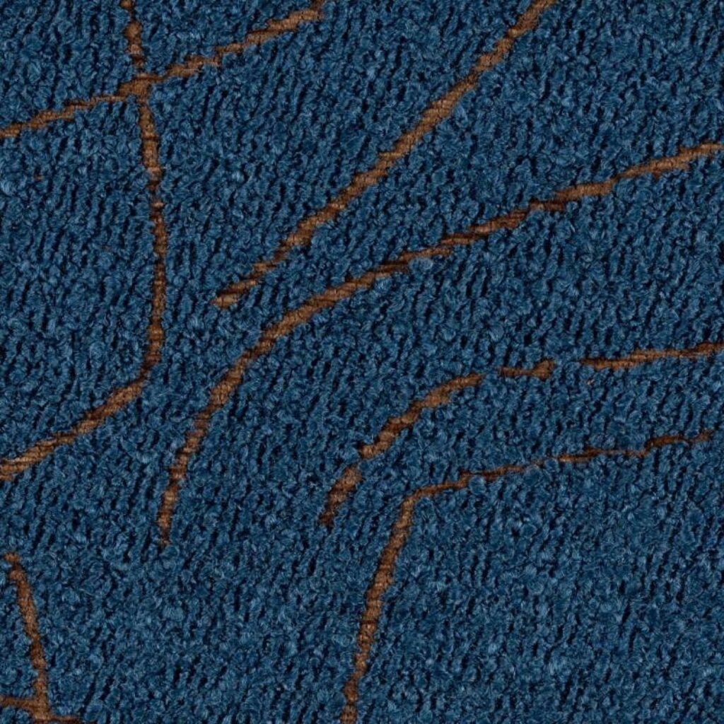 Detail van Elitis-stof Alchimia Scala LR 345-41 met een blauw textuurpatroon en fijne bruine lijnen.