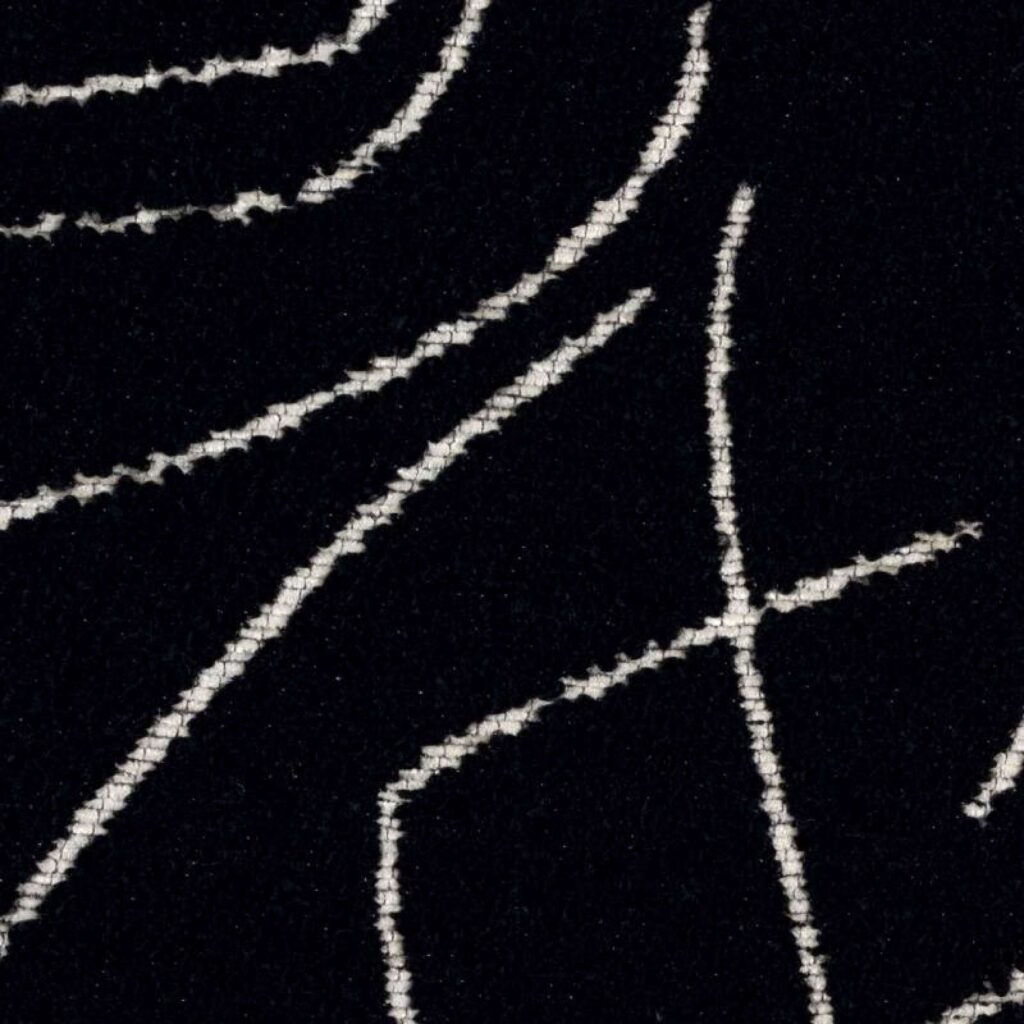 Donkerblauwe Elitis-stof Alchimia Scala LR 345-80 met abstracte, gebroken witte lijnpatronen.