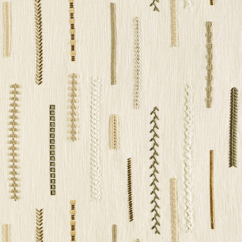 Crèmekleurige Elitis-stof Cayeres LZ 894 03 met verticale geborduurde patronen in neutrale tinten.