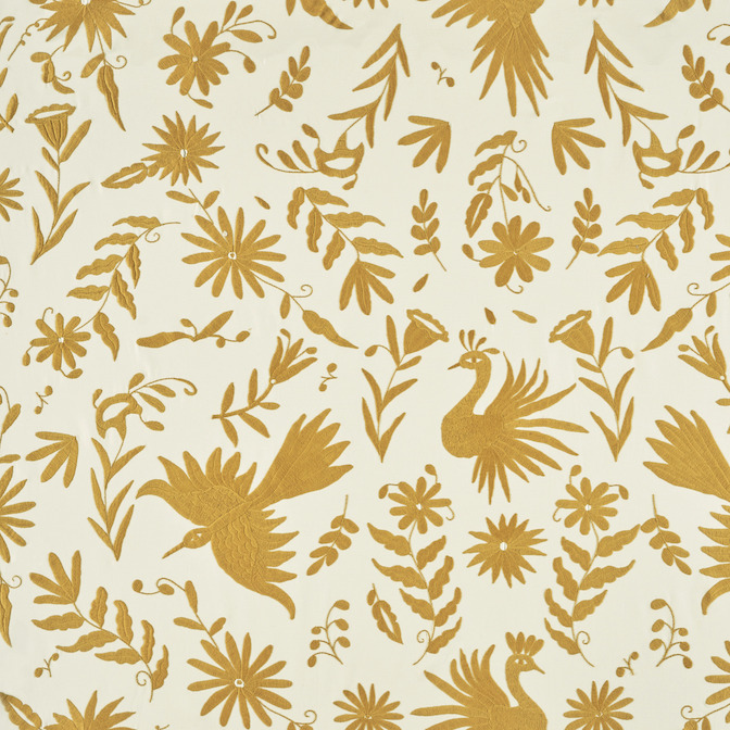 Patroon van de Elitis-stof Comala LZ 891 22 met goudkleurige vogels, bloemen en bladeren op een crèmekleurige achtergrond.
