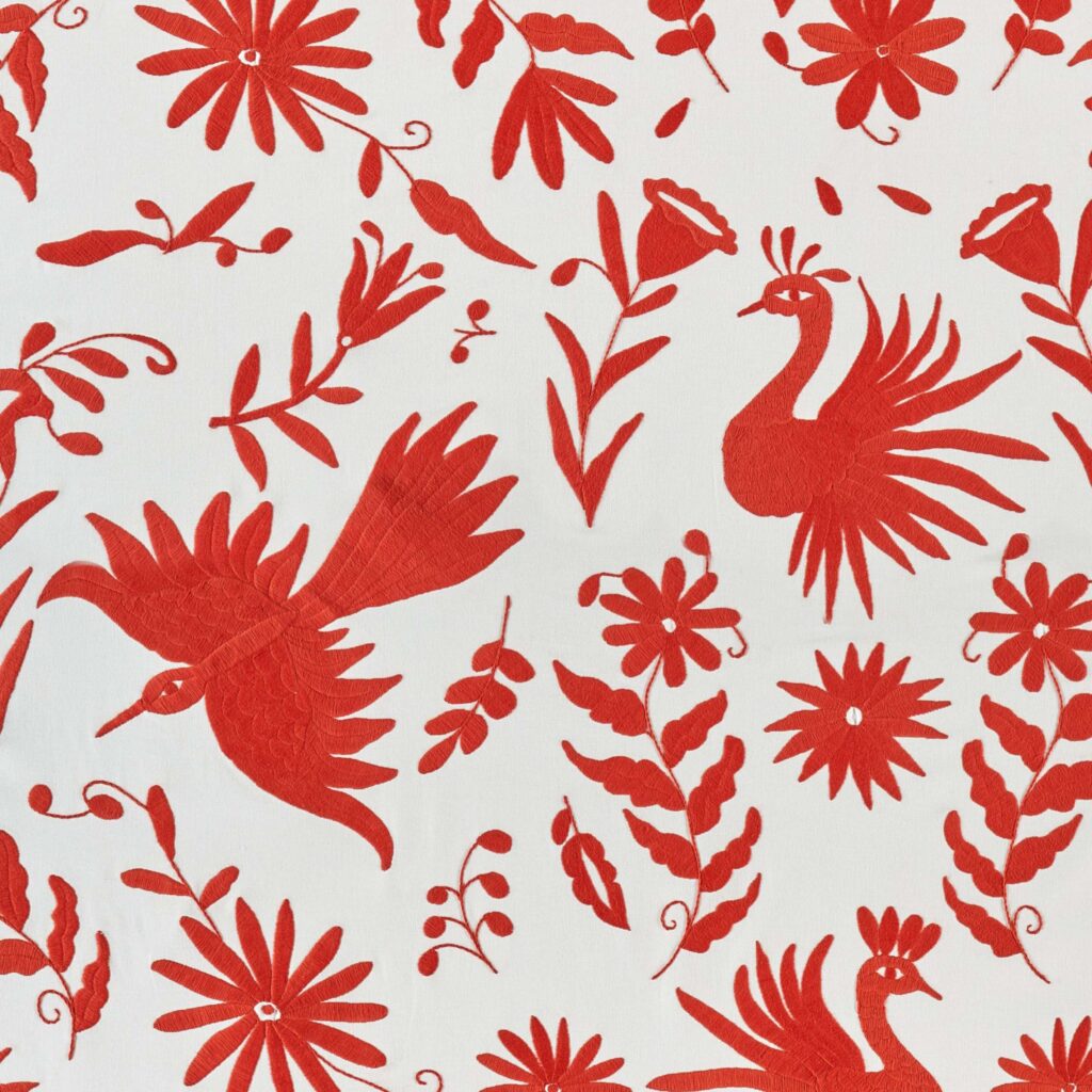 Rode Elitis Comala LZ 891 31-stof met geborduurde vogels, bloemen en bladeren op een witte achtergrond.