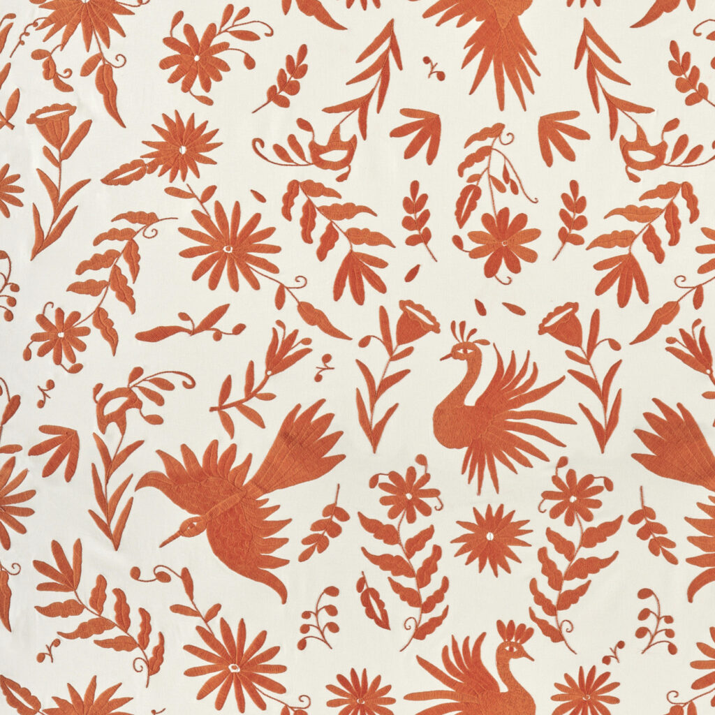 Patroon van de Elitis-stof Comala LZ 891 31 met terracottakleurige vogels en bloemen op een crèmekleurige achtergrond.