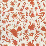 Patroon van de Elitis-stof Comala LZ 891 31 met terracottakleurige vogels en bloemen op een crèmekleurige achtergrond.