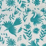 Wit textiel met turquoise Elitis Comala LZ 891 45-borduursel van vogels, bloemen en bladeren.
