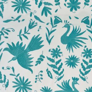 Wit textiel met turquoise Elitis Comala LZ 891 45-borduursel van vogels, bloemen en bladeren.