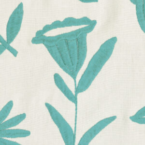 Detail van Elitis-stof Comala LZ 891 45 met turquoise bloemenborduursel op een lichte achtergrond.