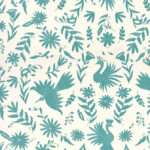 Patroon van de Elitis-stof Comala LZ 891 45 met turquoise vogels en bloemen op een crèmekleurige achtergrond.
