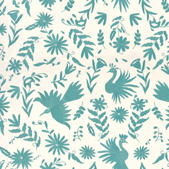 Patroon van de Elitis-stof Comala LZ 891 45 met turquoise vogels en bloemen op een crèmekleurige achtergrond.