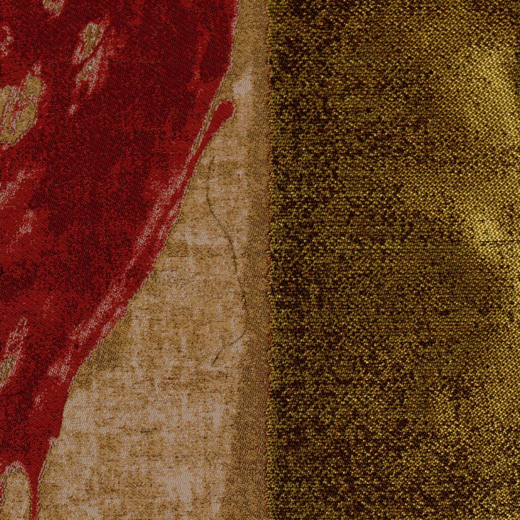 Close-up van Elitis-stof Craft Chic Allegoria LR 339 32 met abstract rood, beige en goud patroon.