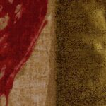 Close-up van Elitis-stof Craft Chic Allegoria LR 339 32 met abstract rood, beige en goud patroon.