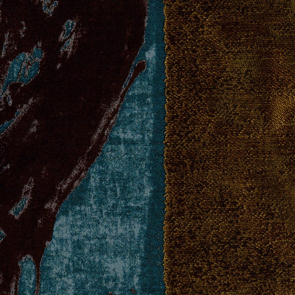 Detailopname van de Elitis-stof Craft Chic Allegoria LR 339 49 met een abstract patroon in bruin, blauw en goudtinten.