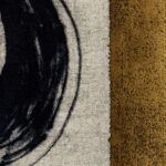 Close-up van de Elitis-stof Craft Chic Allegoria LR 339 80 met abstract zwart patroon op beige achtergrond en een goudkleurige textuurzijde.