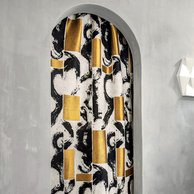 Gordijn van Elitis-stof Craft Chic Allegoria LR 339 80 met abstract patroon in zwart, wit en goud, opgehangen in een ronde deuropening.