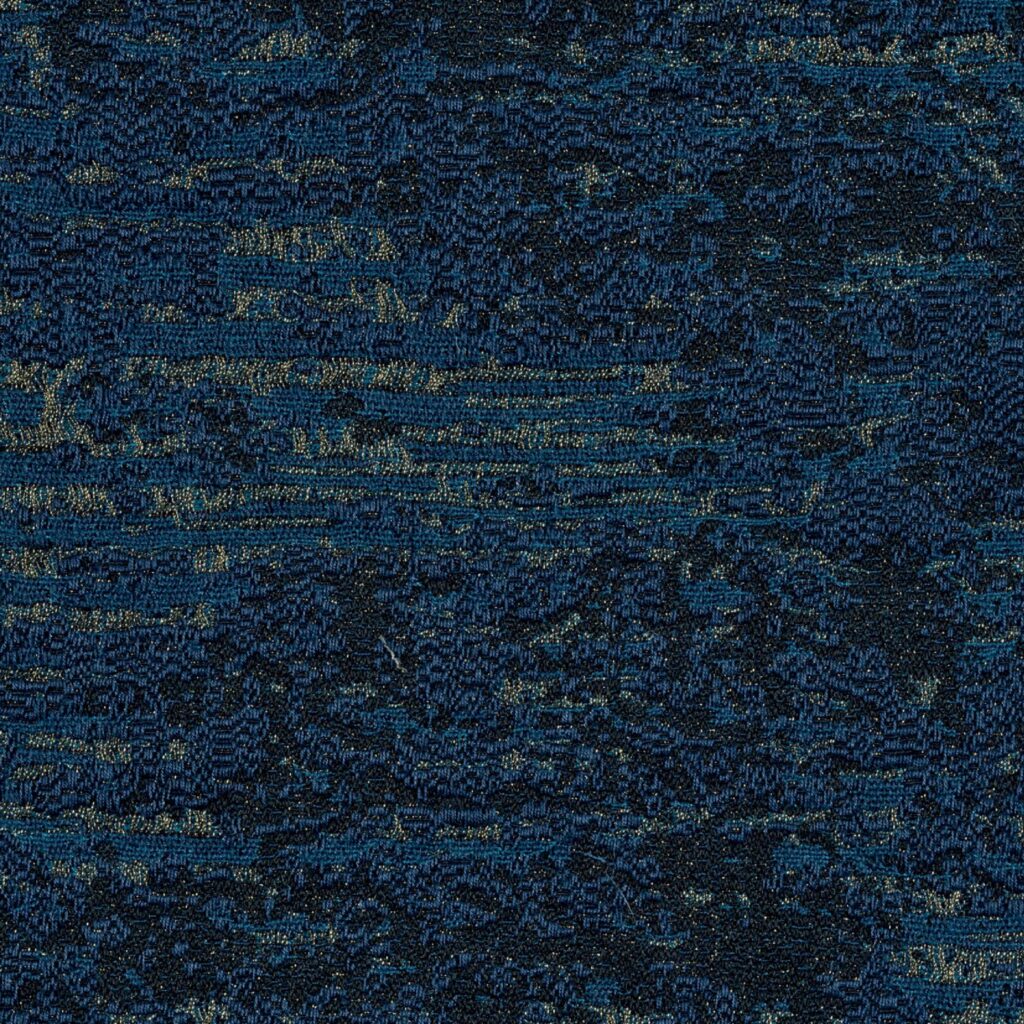 Donkerblauwe Elitis-stof met een onregelmatig geweven structuur en subtiele gouden accenten.