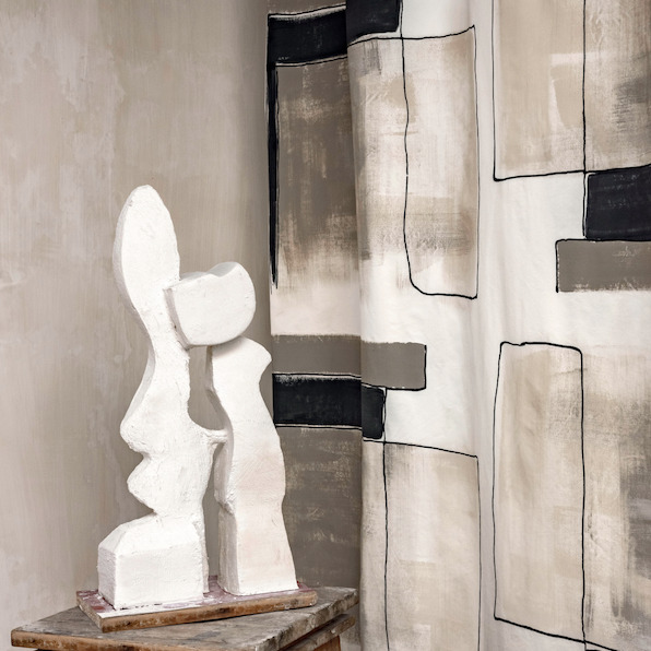 Abstracte witte sculptuur op houten sokkel voor gordijn van Elitis-stof Craft Chic met geometrisch patroon in neutrale tinten.