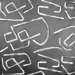 Abstract patroon op Elitis-stof Craft Chic Istinto LF 344 21 met witte, organische lijnen op een grijze achtergrond.
