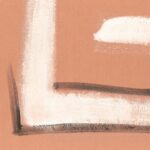 Abstracte close-up van Elitis-stof Craft Chic Istinto LF 344 51 met brede penseelstreken in wit en donkerbruin op een terracottakleurige achtergrond.