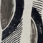 Detailopname van Elitis-stof Craft Chic Mistero LR 338 03 met abstract zwart en grijs patroon op een lichte achtergrond.