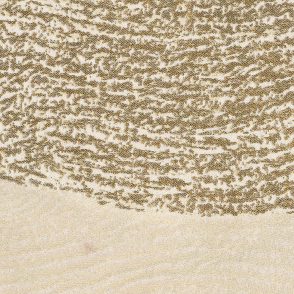 Detailopname van Elitis-stof Craft Chic Onda LR 348 02 met een goudkleurig, golvend patroon op een crèmekleurige achtergrond.