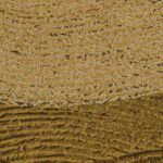 Textuurdetail van Elitis-stof Craft Chic Onda LR 348 12 in goud- en bruintinten met golvend patroon.