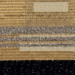 Detailopname van de Elitis-stof Craft Chic Regina LR 335-05 met een gelaagd patroon van goud, beige, grijs en zwart textiel.