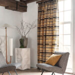 Zithoek met Elitis gordijnstof Craft Chic Regina LR 335 05 in een modern interieur met designmeubels en natuurlijke accenten.