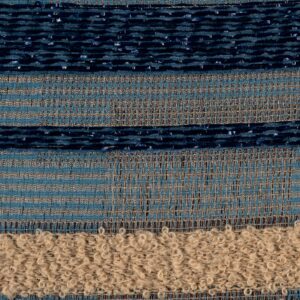 Detail van de Elitis-stof Craft Chic Regina LR 335 41 met geweven textuur in blauwe en beige tinten.