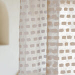 Transparante Elitis Ephemere Ryokan LI 899 01-stof met een patroon van rechthoekige vormen in zachte beige tinten.