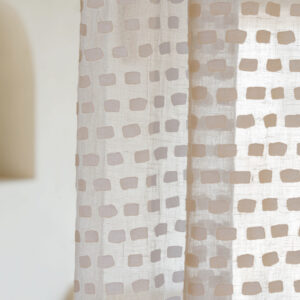 Transparante Elitis Ephemere Ryokan LI 899 01-stof met een patroon van rechthoekige vormen in zachte beige tinten.