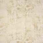 Beige Elitis-stof met een verweerd, marmerachtig Ephemere Archeology LI 893 02 patroon.