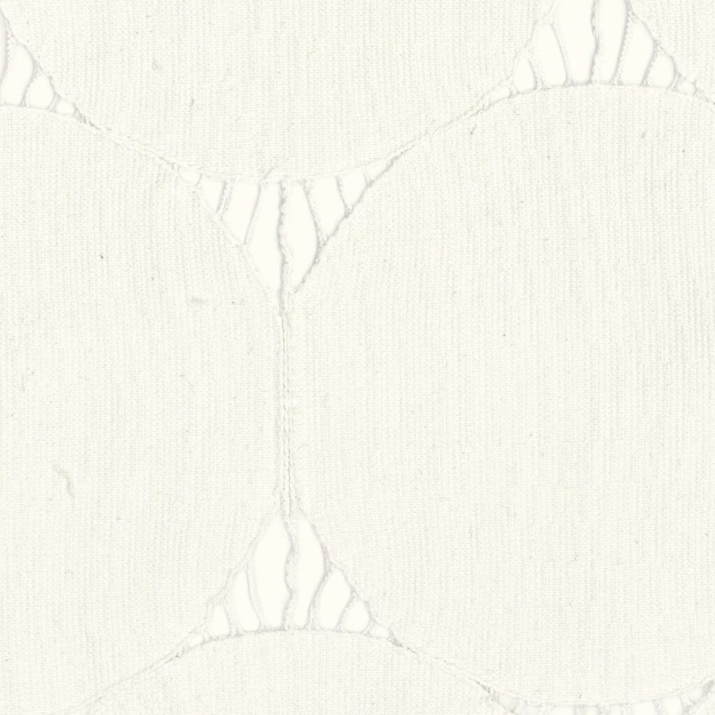 Licht getextureerde Elitis-stof Ephemere Atome LW 907 01 met subtiel cirkelvormig patroon en opengewerkte details.