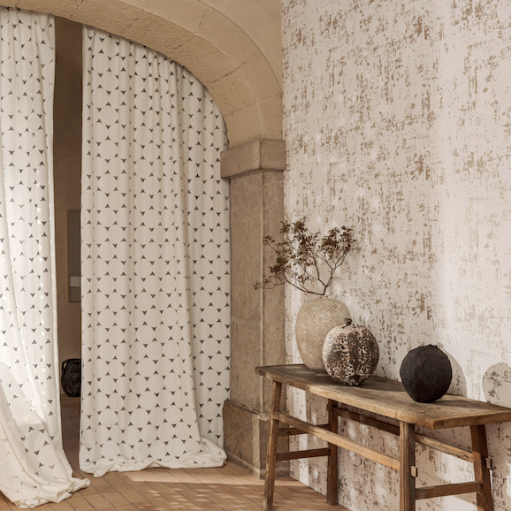 Combinatie van Elitis Ephemere Atome LW 907 01 gordijn met bijpassend structuurbegang in een rustiek interieur.