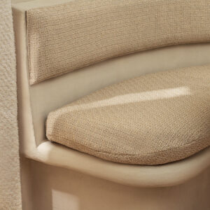 Detailopname van een gestoffeerde zitbank met Elitis-stof Ephemere Couture LW 910 02 in een beige patroon.