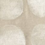 Beige Elitis-stof Ephemere Full Moon LI 894 05 met abstract patroon van vervaagde ronde vormen.