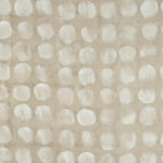 Beige Elitis-stof met een patroon van handgeschilderde witte cirkels uit de Ephemere Full Moon collectie.