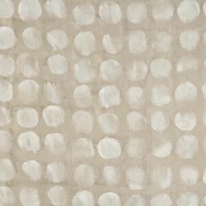 Beige Elitis-stof met een patroon van handgeschilderde witte cirkels uit de Ephemere Full Moon collectie.