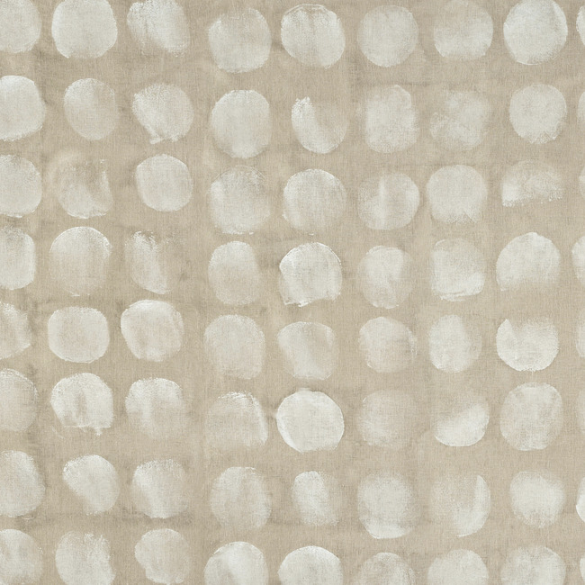 Beige Elitis-stof met een patroon van handgeschilderde witte cirkels uit de Ephemere Full Moon collectie.