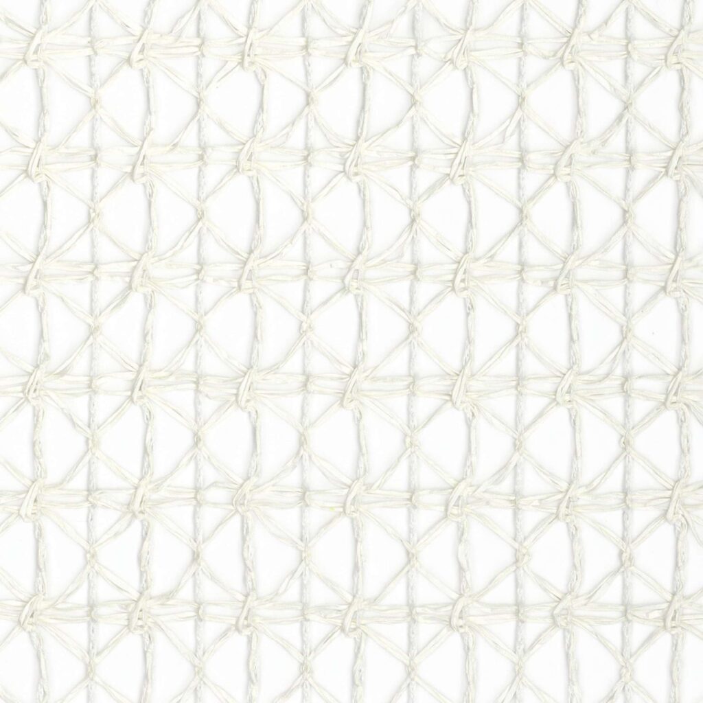 Open geweven Elitis-stof Ephemere Minato LW 905 01 met een ruitpatroon van crèmekleurige draden op een witte achtergrond.