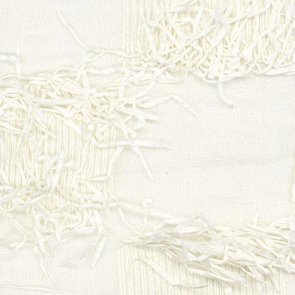 Detail van de Elitis-stof Ephemere Patchi Li 901-01 met een textuur van geweven stof en decoratieve vezels in offwhite tint.