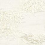 Detail van de Elitis-stof Ephemere Patchi Li 901-01 met een textuur van geweven stof en decoratieve vezels in offwhite tint.