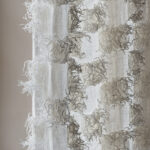 Detail van de Elitis-stof Ephemere Patchi Li 901-01 met transparante structuur en driedimensionale textuur in neutrale tinten.