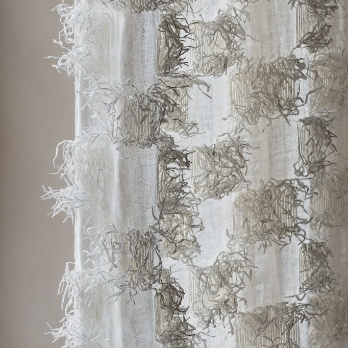 Detail van de Elitis-stof Ephemere Patchi Li 901-01 met transparante structuur en driedimensionale textuur in neutrale tinten.