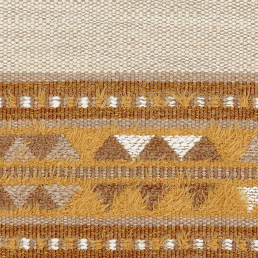 Detail van de Elitis-stof Escondido Alma WO 114 22 met een geweven patroon in aardetinten en geometrische vormen.